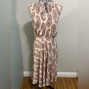 ANN TAYLOR SZ 4 PEACH PAISLEY SLEEVELESS DRESS FEATURING CUTOUT NECKLINE AND TIE
